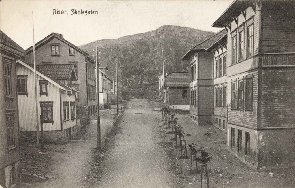 Skolegaten i Risør ca. 1900