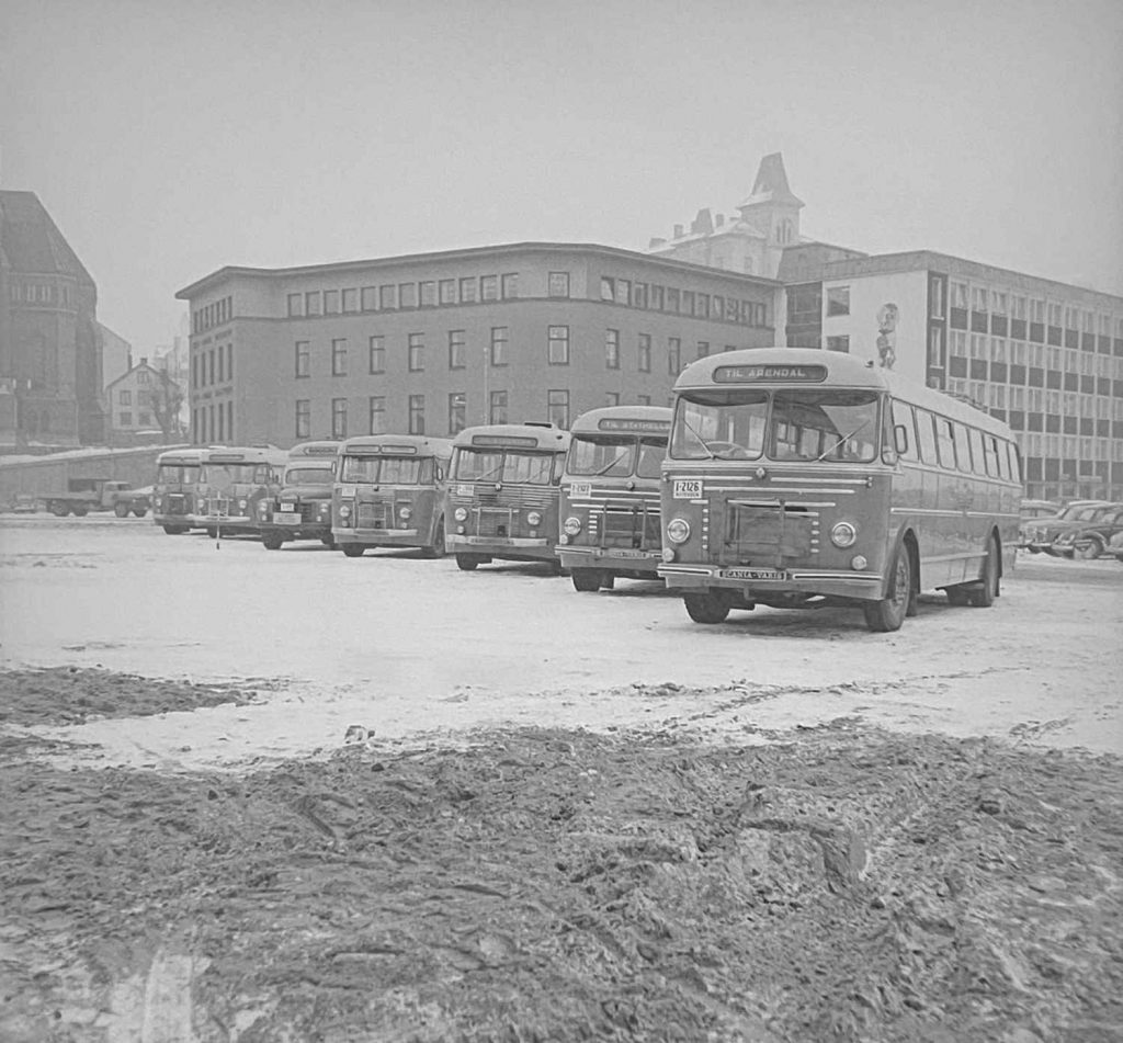 Busser utenfor Arendal rutebilstasjon 1962. Foto Vestlandske Tidende