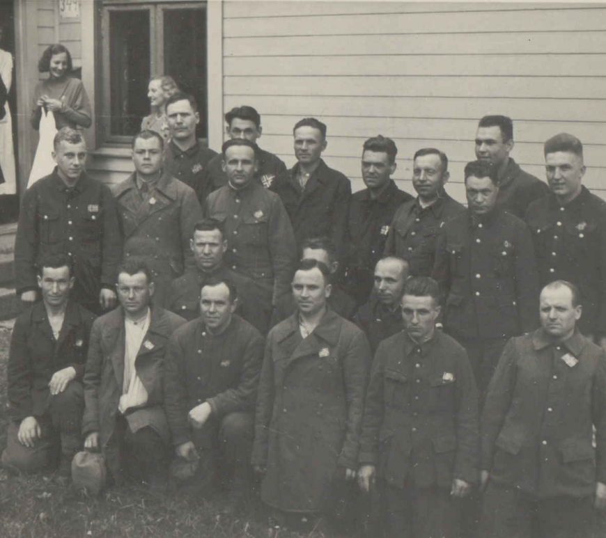 Russiske krigsfanger på besøk til Høyveien i Arendal 17. mai 1945