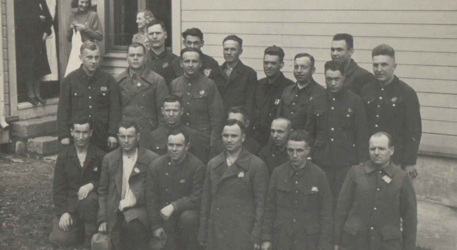 Russiske krigsfanger på besøk til Høyveien i Arendal 17. mai 1945