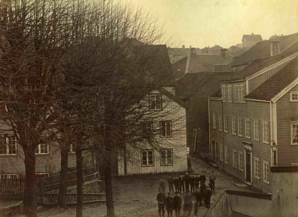 Presteboligen på Tyholmen i 1871 (bygget til høyre). Foto: Hans Petter Nielsen