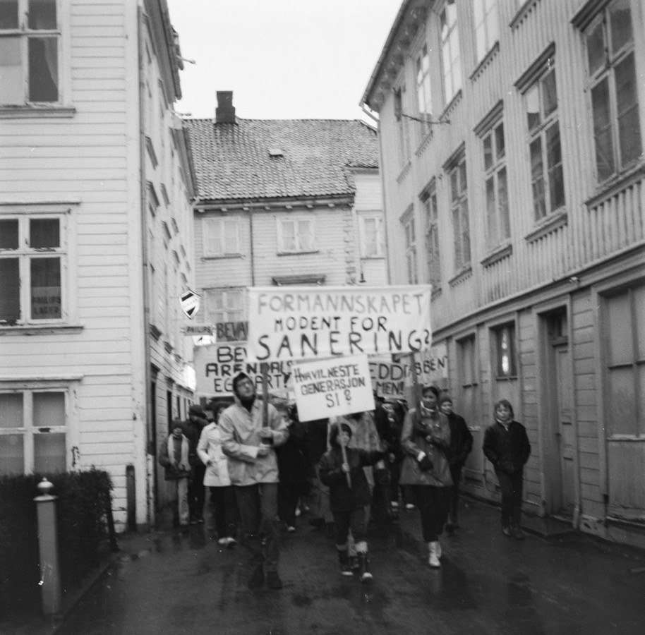 Demonstranter går gjennom gate på Tyholmen 12.02.1973. Foto: Sørlandske Tidende