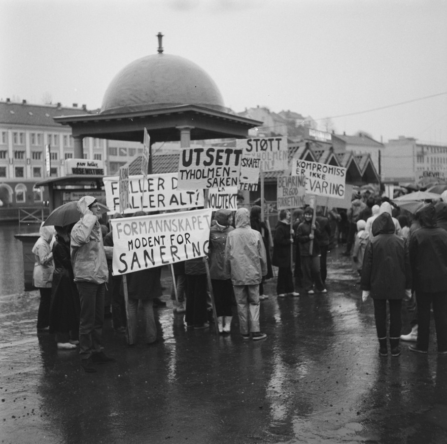 Demonstranter ved Musikkpaviljongen 12.02.1973. Foto: Sørlandske Tidende