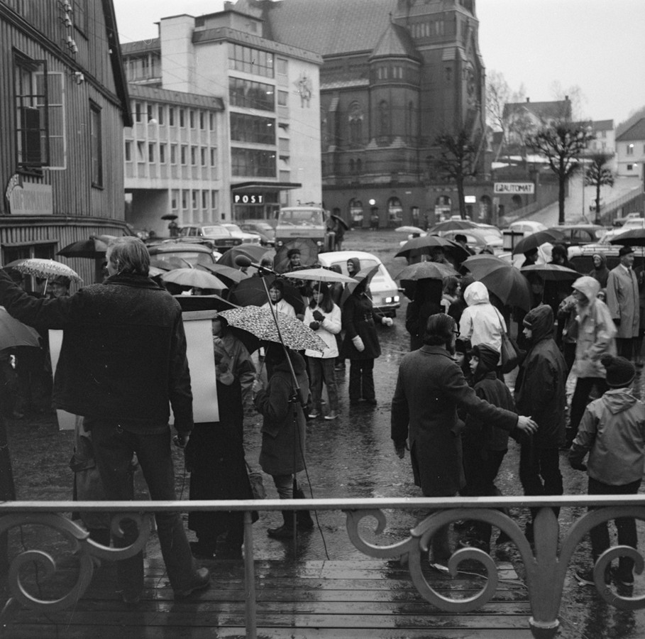Demonstranter ved det gamle politikammer 12.02.1973. Foto: Sørlandske Tidende