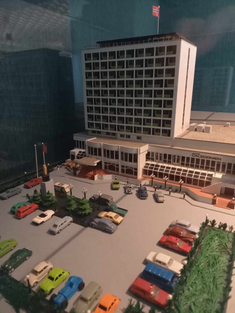 Modell av Hotel Caledonien stående på hotellet