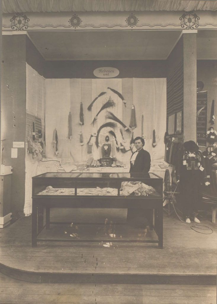 Dagny Hansen og avdelingen for Nedenes fogderi under jubileumsutstillingen 1914