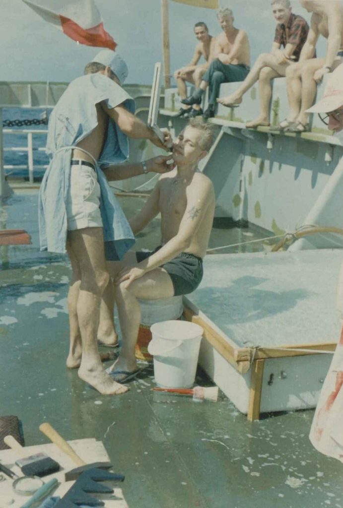 Barbering under linjedåp om bord i "Beatrice" 1968