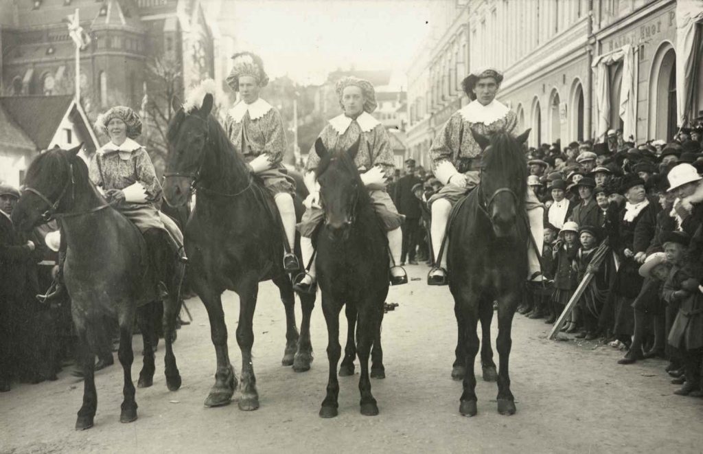 Ryttere leder det historiske opptoget i Arendal 07.05.1923