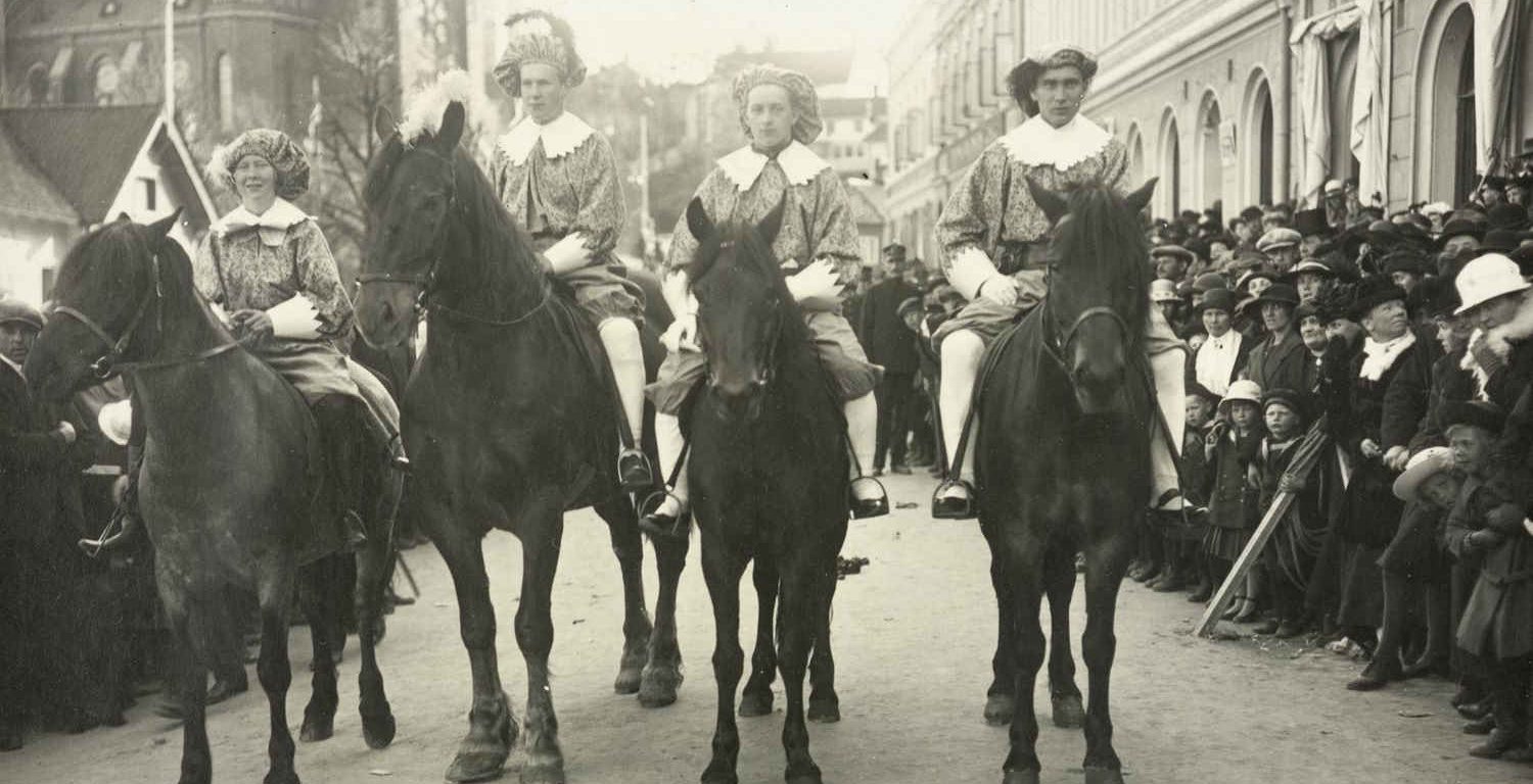 Ryttere leder det historiske opptoget i Arendal 07.05.1923