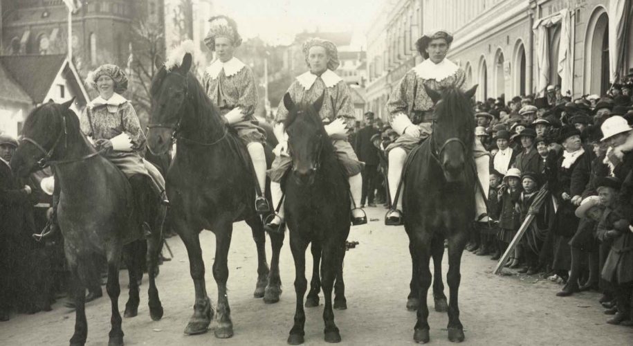Ryttere leder det historiske opptoget i Arendal 07.05.1923