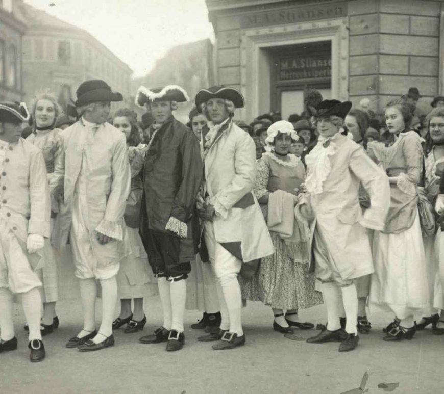 Utkledde borgere i det historiske opptoget i Arendal 07.05.1923