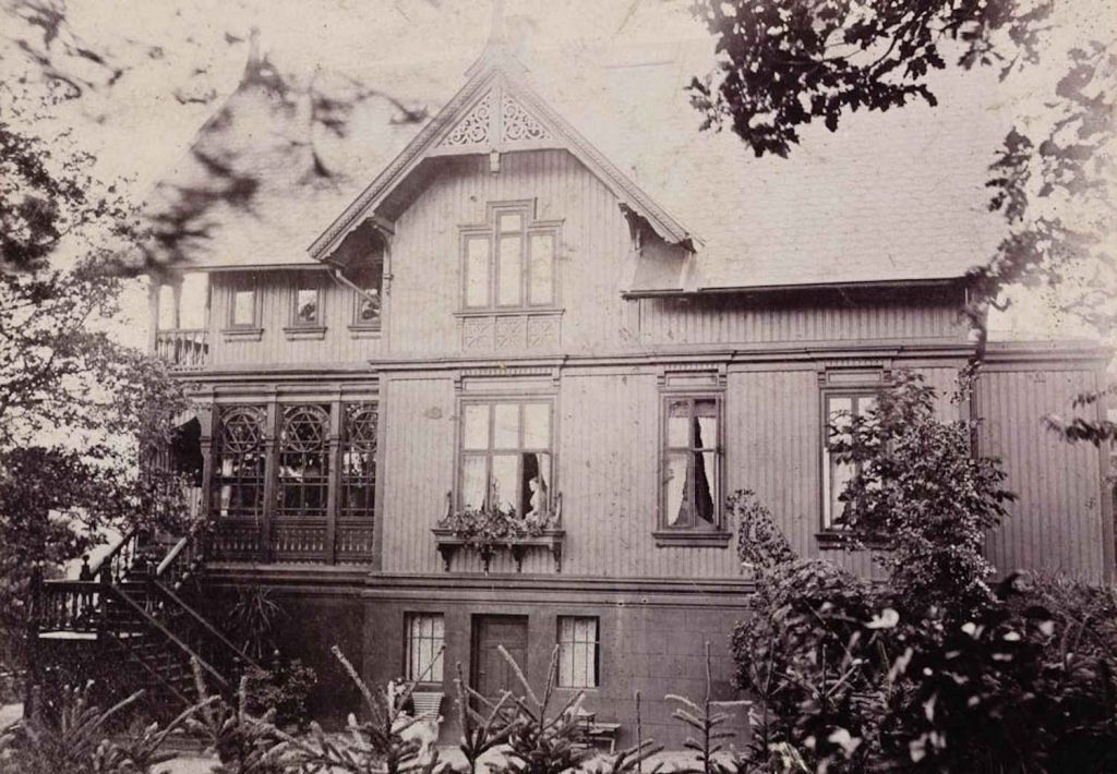 Louise Thomle i vinduet på Bellevue sommeren 1899