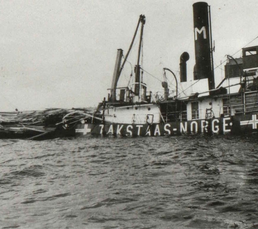 "Takstaas" flyter på lasten etter torpedering 1939 utsnitt