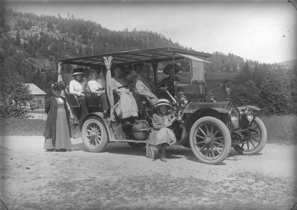 Tvedestrands første rutebil rundt 1910. Foto: Peder Berntsen Melaas