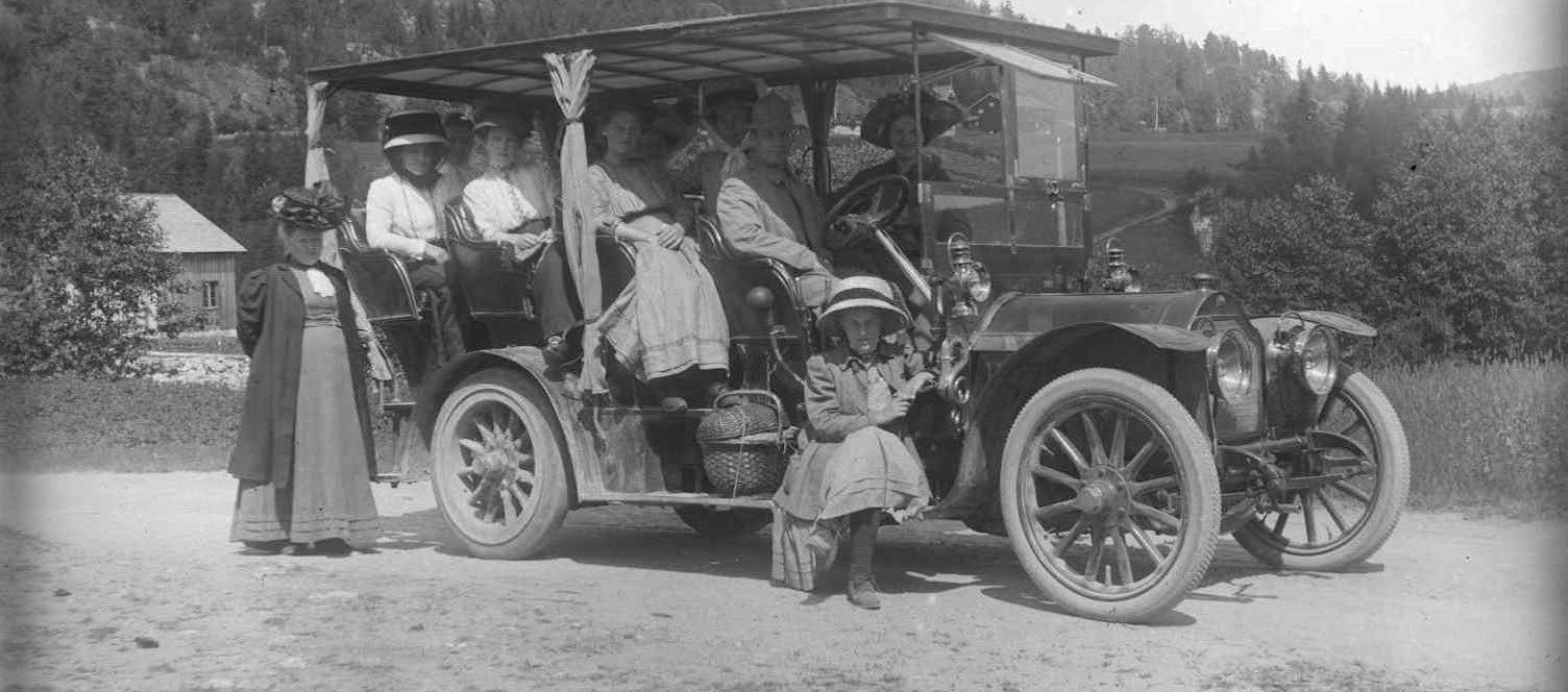 Tvedestrands første rutebil rundt 1910 utsnitt 2