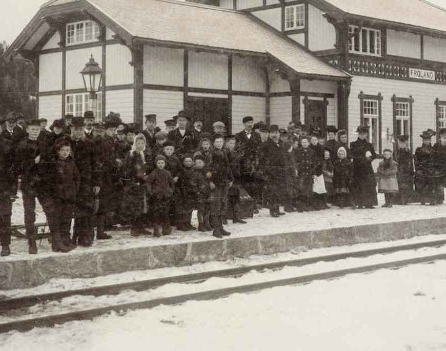 Froland stasjon under åpningen 23.11.1908. Utsnitt