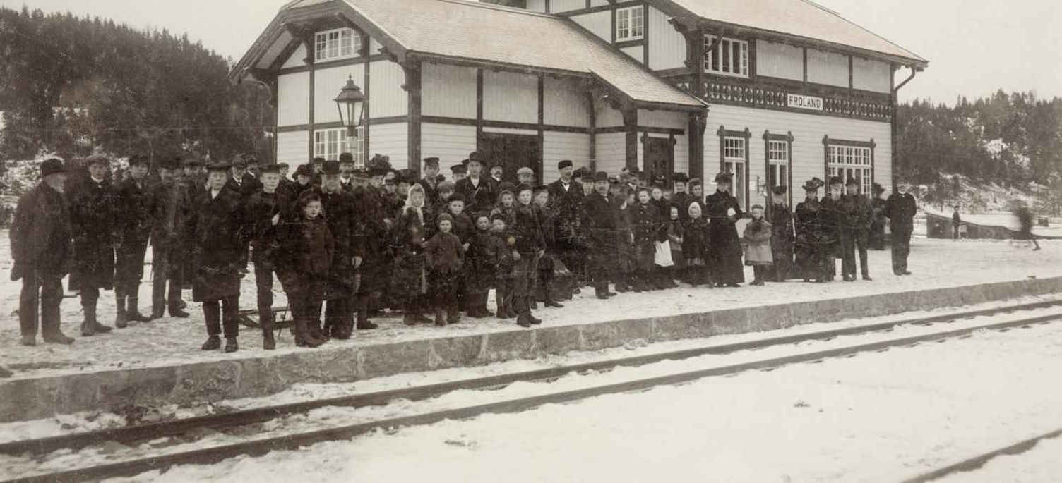 Froland stasjon under åpningen 23.11.1908. Utsnitt