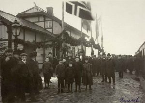 Froland stasjon under åpningen av Arendalsbanen 17.12.1910. Foto: Magnus Løvfold