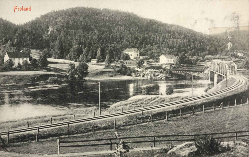 Parti fra Froland med jernbane og jernbanebro rundt 1915. Foto: Magnus Løvfold