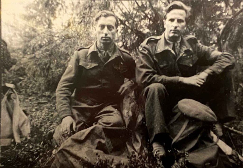 Viggo Axelsen og Birger Rasmussen ved droppstedet ved Flatenfoss juni 1945