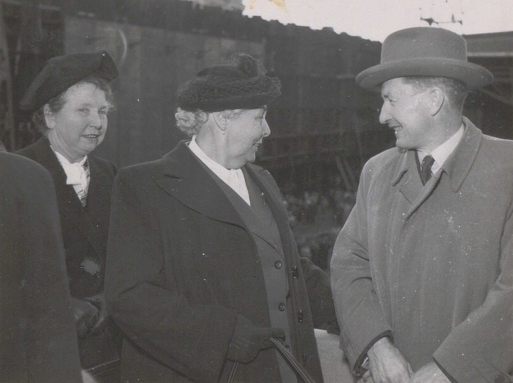 Gyda og Oline Andrea Tønnevold under skipsdåpen til M/T "Thorbjørg" 23.10.1951
