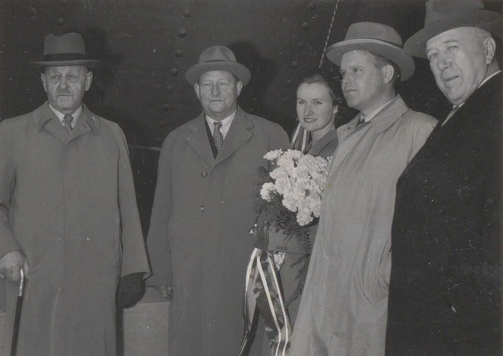 Thomas, Rasmus, Evy og Per Tønnevold med verftsdirektør K.E. Jacobson under skipsdåpen til M/T "Thorbjørg" 23.10.1951