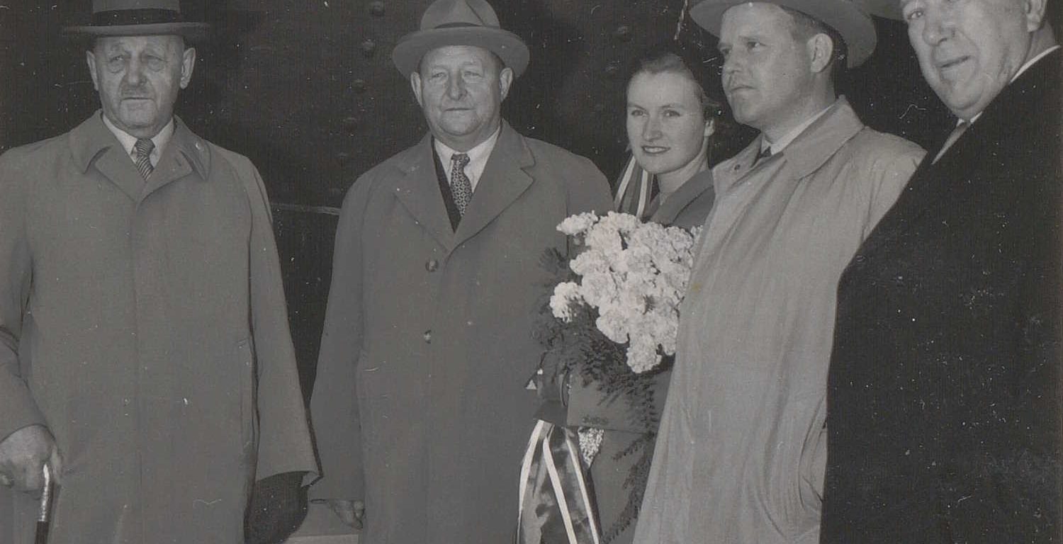 Thomas, Rasmus, Evy og Per Tønnevold med verftsdirektør K.E. Jacobson under skipsdåpen til M/T "Thorbjørg" 23.10.1951
