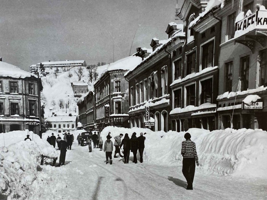 Langbryggen i Arendal under snøværet i 1954