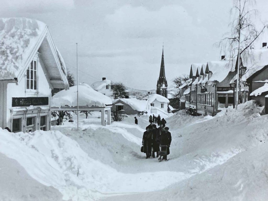 Strømsbuveien i Arendal under snøværet i 1954