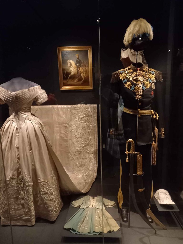 Livrustkammaren i Stockholm. Dronning Lovisas brudekjole fra 1850 og Karl XVs generaluniform fra kroningen i Trondheim i 1860