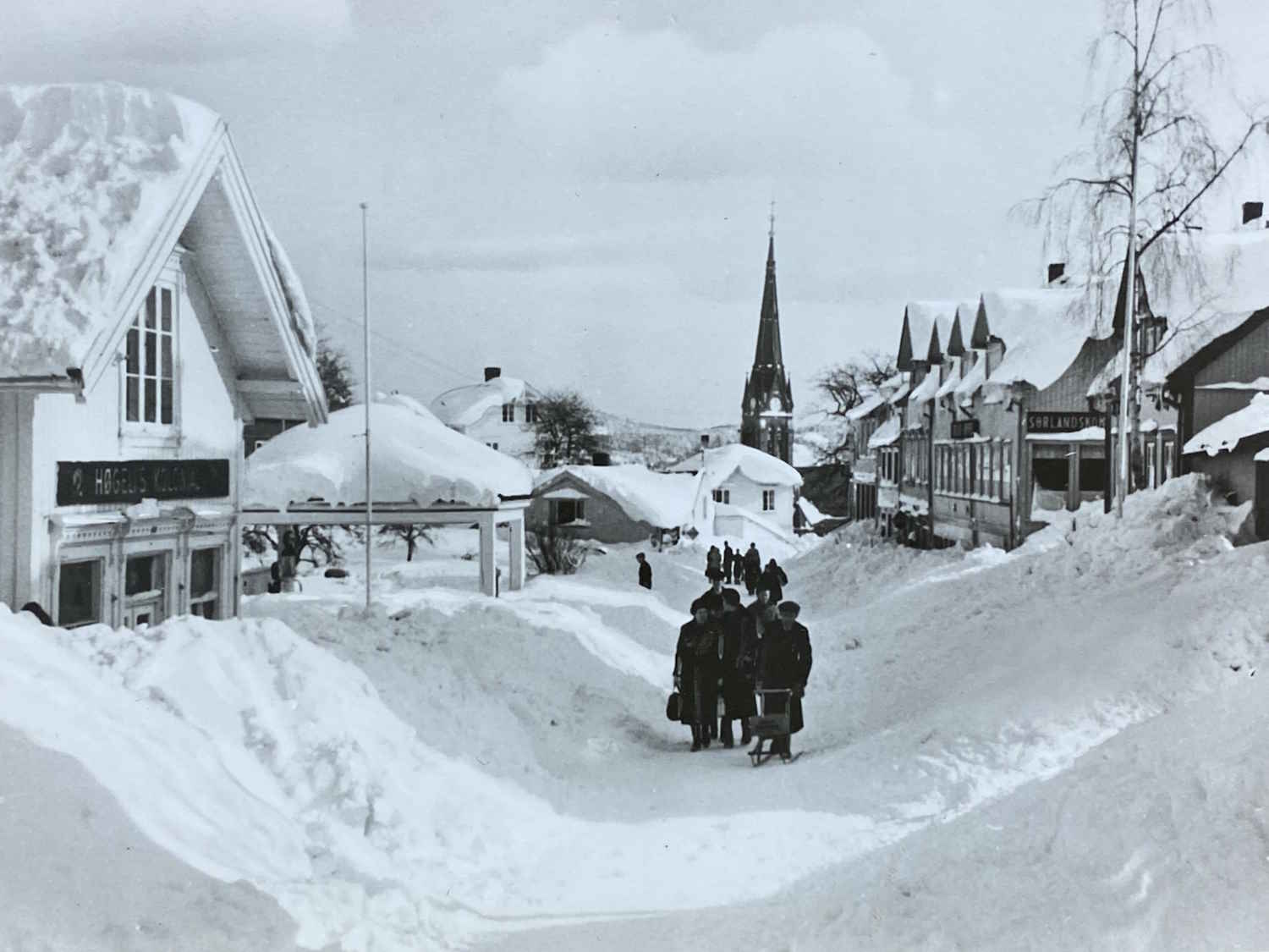 Strømsbuveien i Arendal under snæværet i 1954