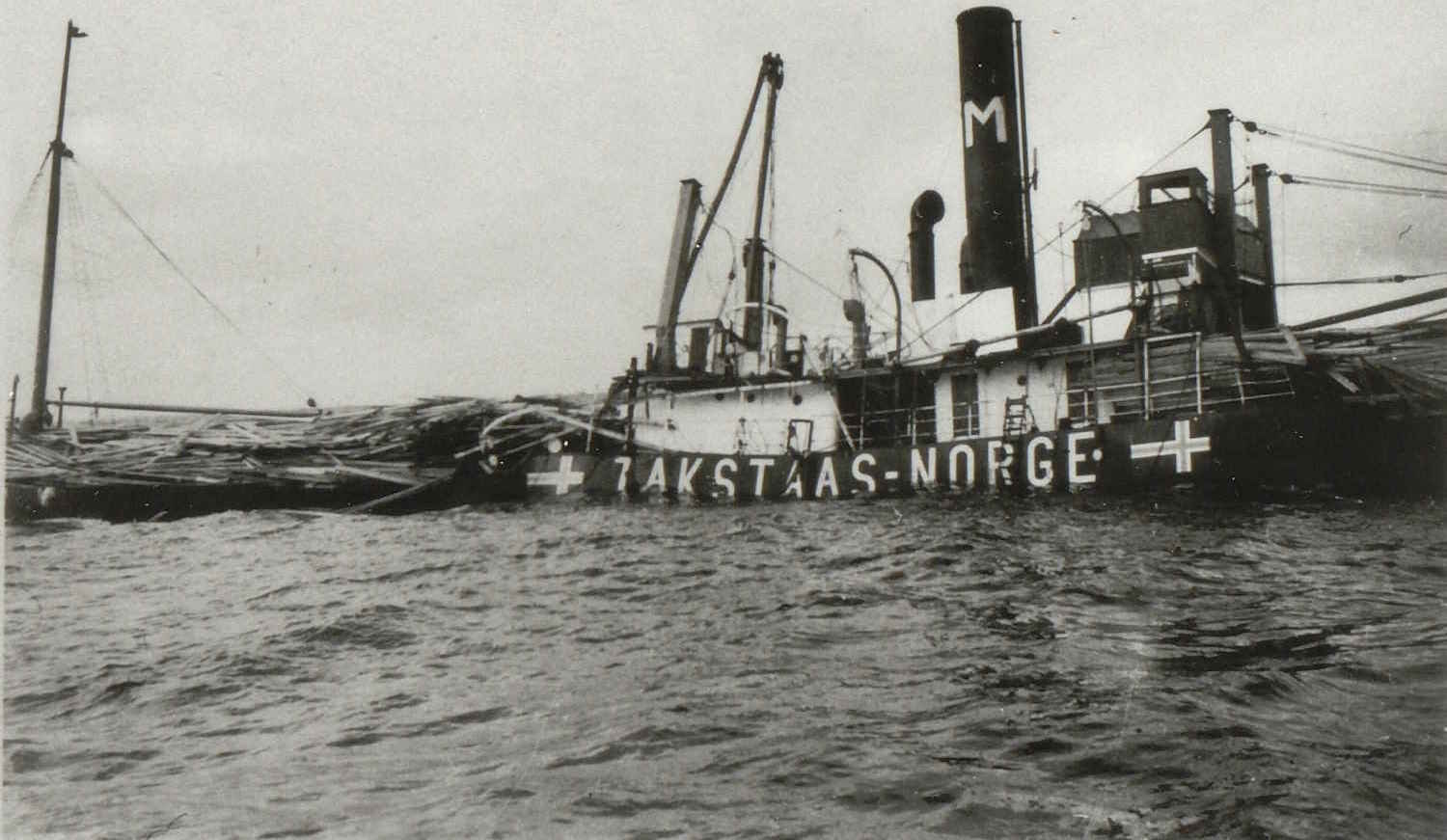 "Takstaas" flyter på lasten etter torpedering 1939 utsnitt