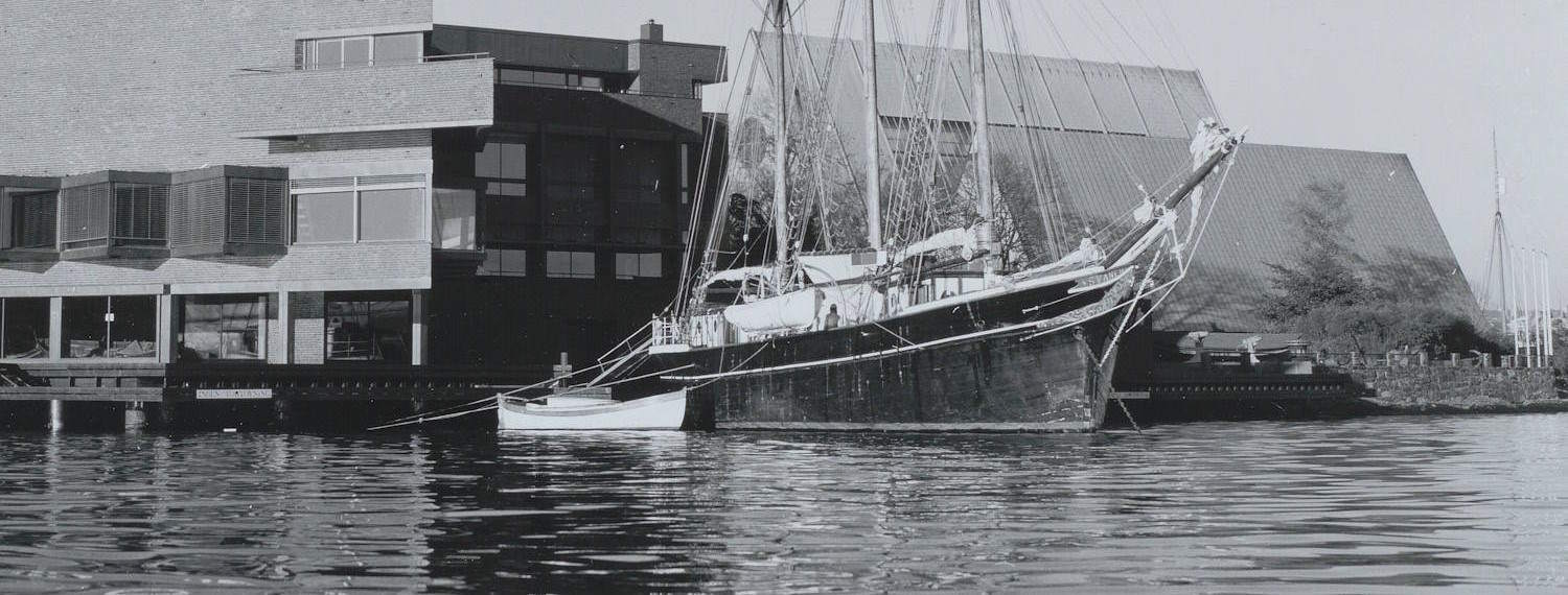 "Svanen" liggende utenfor Norsk Sjøfartsmuseum utsnitt
