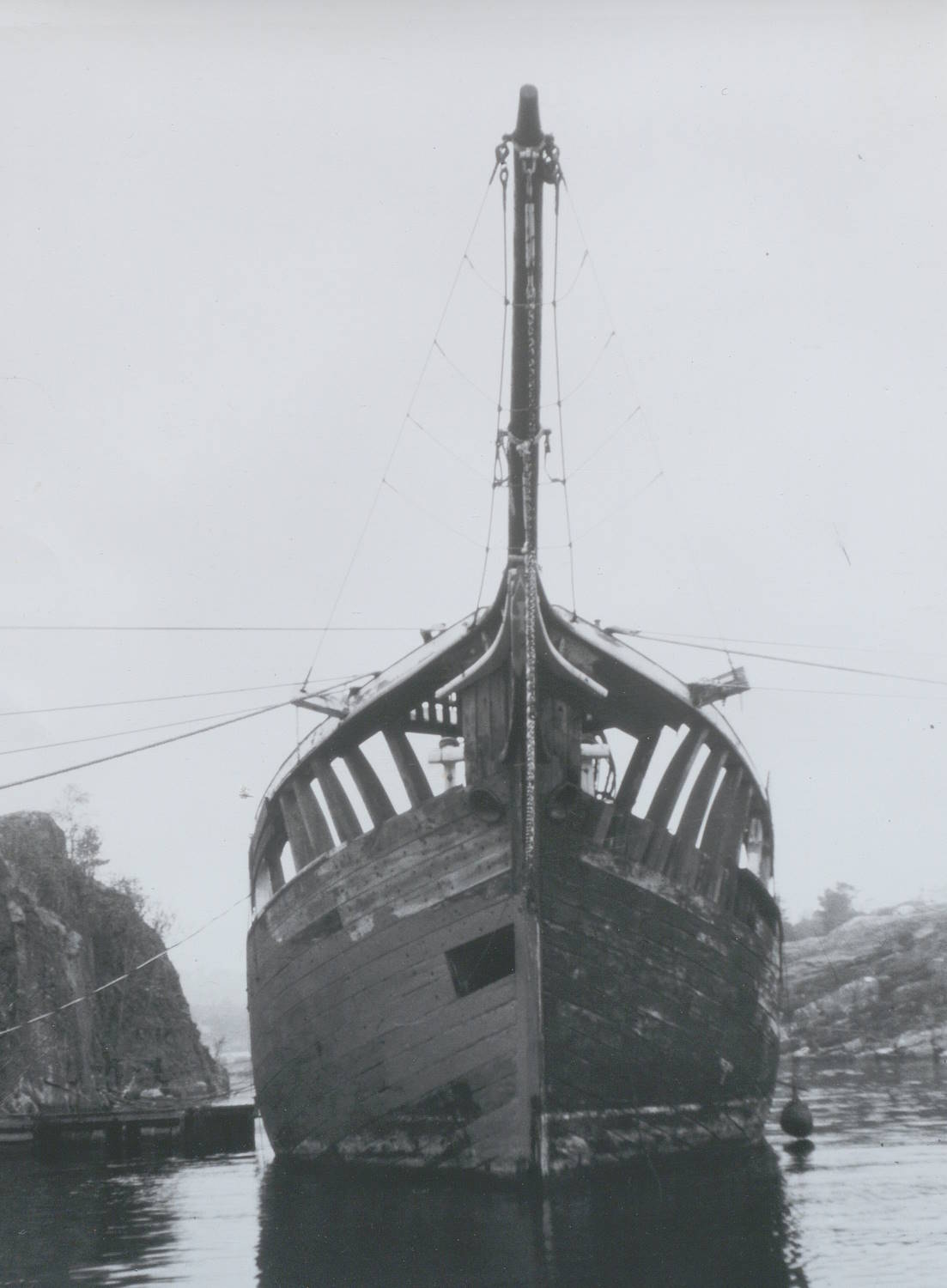 "Svanen" under restaurering liggende ved Sumatra i Kristiansand