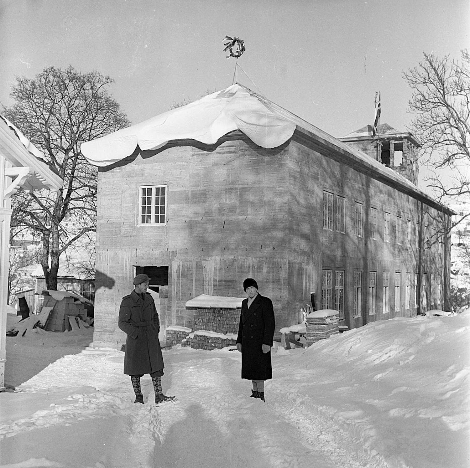 Kranselag for arkivbygget på Langsæ, senvinteren 1956. Fylkeskonservator Albert Ugland til venstre. Fotograf Birger Dannevig