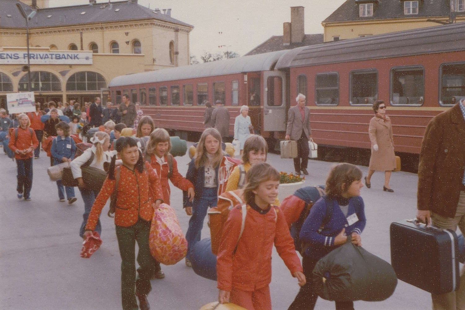 Elever fra Grefsen skole på jernbanestasjonen i Oslo 31. mai 1975