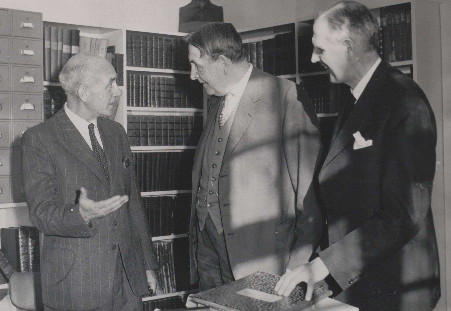 Fylkeskonservator Albert Ugland, professor Francis Bull og fylkesarkivar Olav Anton Aalholm i prat på Aust Agder Arkivets lesesal 31.10.1958 utsnitt