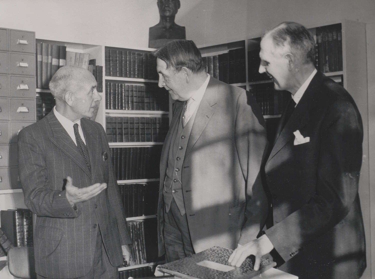 Fylkeskonservator Albert Ugland, professor Francis Bull og fylkesarkivar Olav Anton Aalholm i prat på Aust Agder Arkivets lesesal 31.10.1958