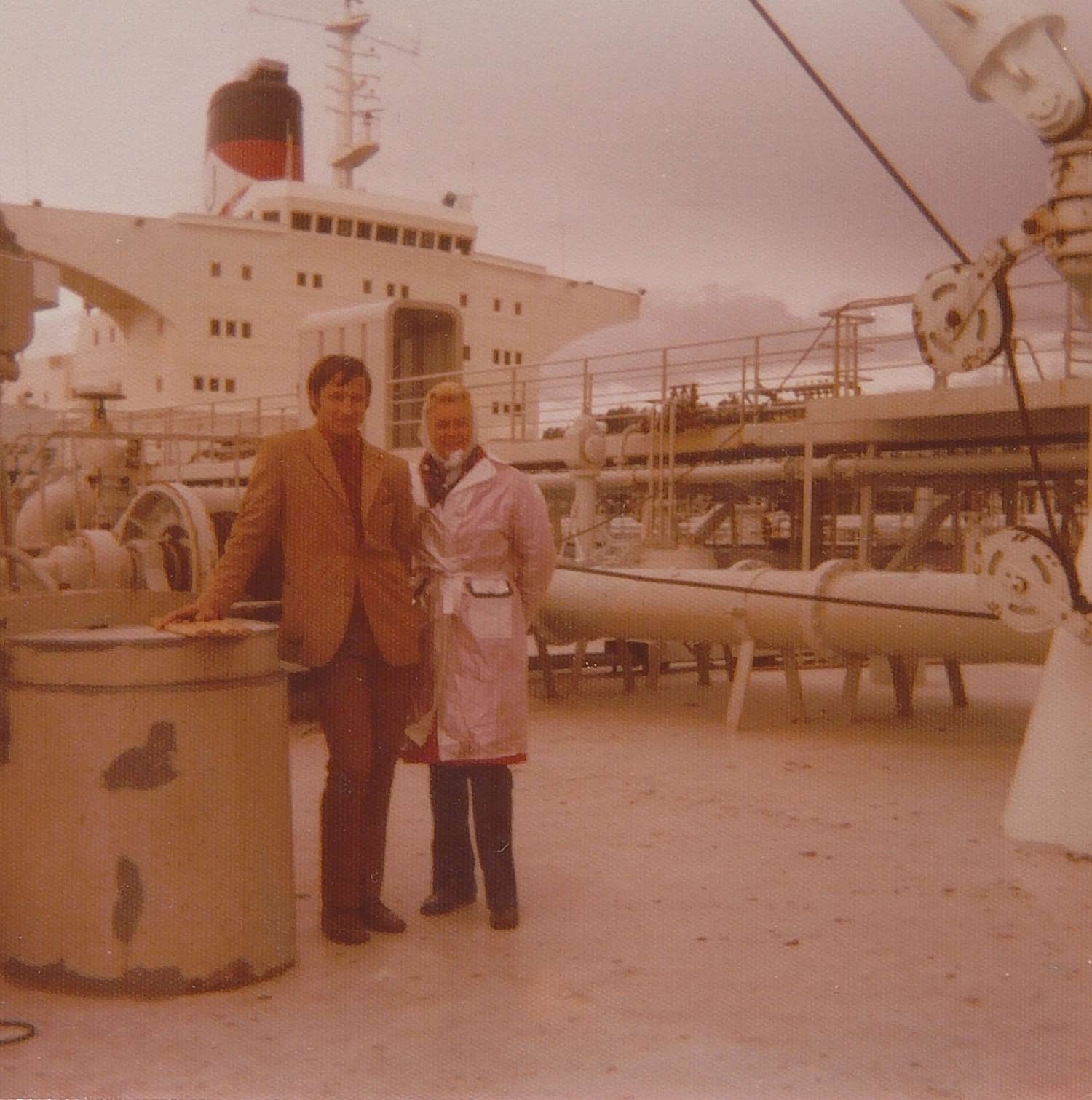 Kaptein Finn Falck og lærer Randi Flottorp om bord i "Carpo" våren 1975