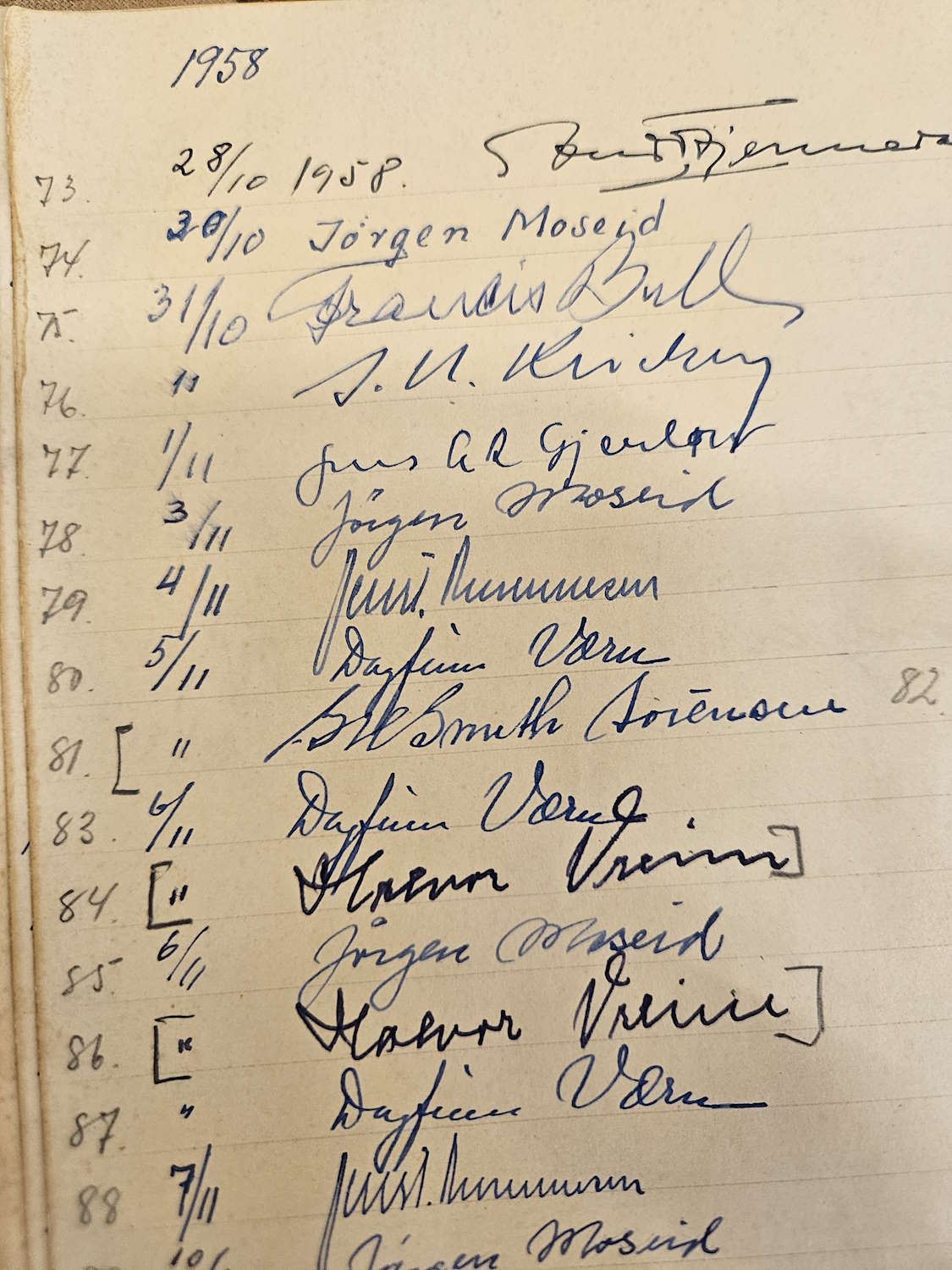 Utsnitt fra gjesteboka på lesesalen i 1958