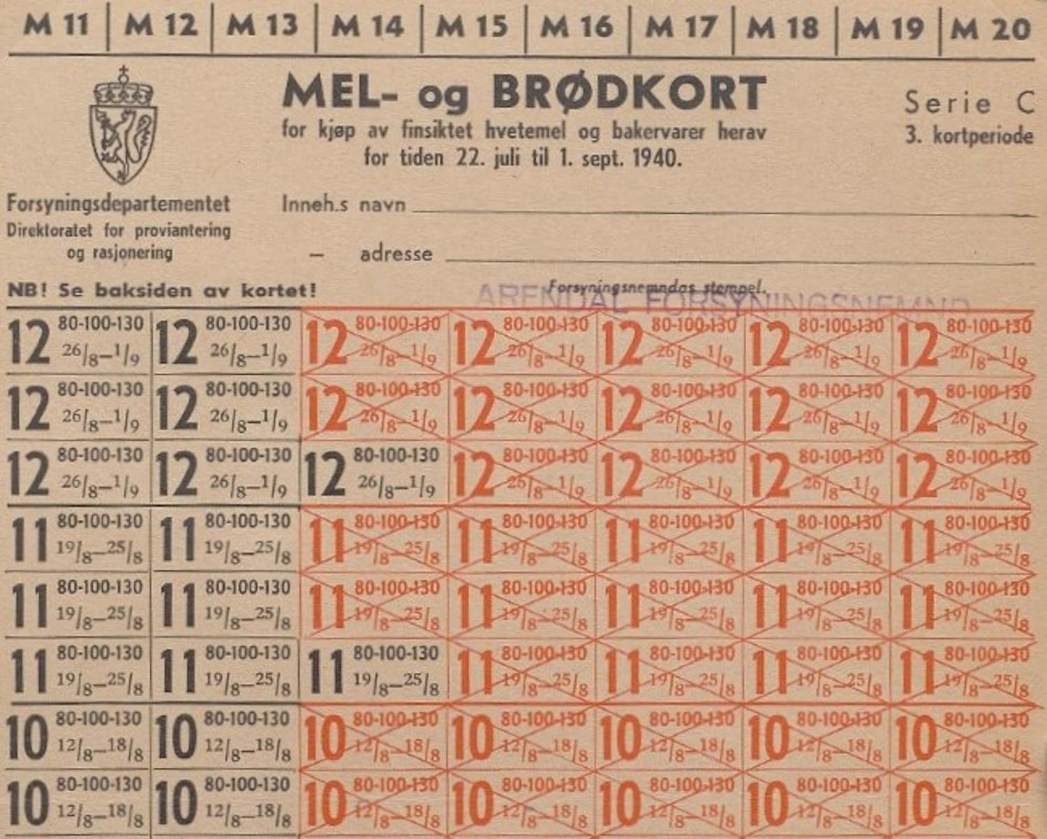 Bildet viser et norsk rasjoneringskort fra 2. verdenskrig med tittelen "MEL- og BRØDKORT". Kortet gjelder for kjøp av siktet hvetemel og bakervarer i perioden fra 22. juli til 1. september 1940, og er utstedt av Forsyningsdepartementet. Det tilhører Serie C og den tredje rasjoneringsperioden. Kortet har felt for innehaverens navn og adresse, samt plass for stempel fra forsyningsnemnda. Kupongene er organisert i rader og kolonner, nummerert fra 10 til 12, og merket med datoer og kvoter. Flere av kupongene er overkrysset med rødt, noe som indikerer at de er brukt eller ugyldige. Designet er enkelt og funksjonelt, med tydelig fokus på kontroll og struktur i matvarefordelingen under krigen.