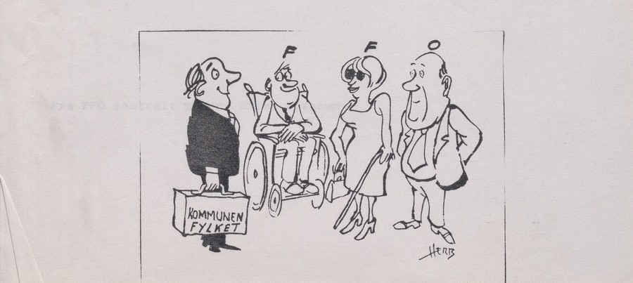Illustrasjon fra årsmelding for FFO Aust-Agder 1983. Tegningen viser fire personer i en humoristisk situasjon. Til venstre står en person i dress som holder en koffert merket «KOMMUNEN / FYLKET». Foran denne personen står tre andre personer på rekke: én sitter i rullestol, én bruker hvit stokk og mørke briller, og den siste har en synlig kul på hodet. Over hodene til de to første er det tegnet bokstaven «F», mens den siste har en sirkel over hodet. Tegningen er signert «HERB».