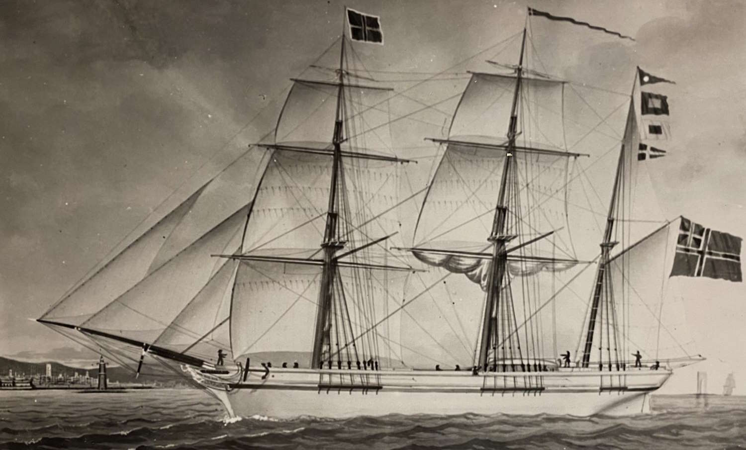 Fotokopi av akvarell som viser barkskipet "Atterdag" fra 1856 i full seilføring. Skipet har tre master med komplekst riggverk og norske flagg heist akter. Det seiler på rolig vann med en kystlinje og bygninger i bakgrunnen, og flere personer er synlige langs dekket.