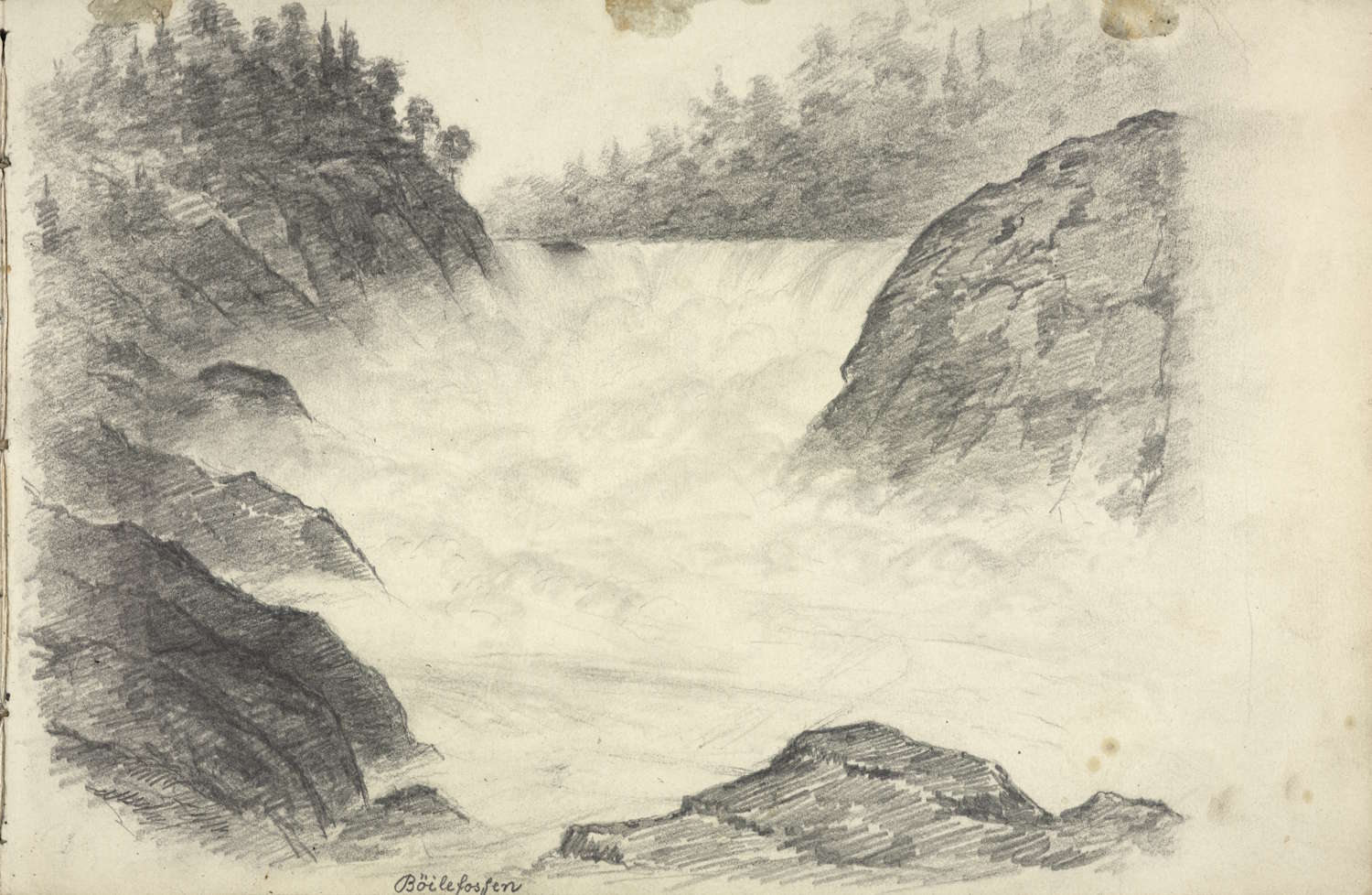 Axel Christian Smith Arbos skisse av Bøylefoss. Bildet er en håndtegnet skisse i gråtoner som viser et fossefall i et kupert landskap. Midt i bildet strømmer vannet kraftig nedover i et bredt fall, delvis skjult av hvitt, skummende vann som fyller dalbunnen. Fossen er omgitt av bratte, mørke fjellsider på begge sider, tegnet med skravering som gir inntrykk av steinete og ujevne overflater. Øverst i bildet, bak fossen, sees en skogkledd ås med tette trær som danner en mørkere bakgrunn. Nederst i bildet ligger stein og fjell i forgrunnen, også gjengitt med grove streker. Papiret har en lys bakgrunn med enkelte flekker og aldringsmerker, noe som gir et historisk preg. Nederst på bildet er det håndskrevet tekst som ser ut til å angi motivets navn, «Bøilefoss» eller lignende. Skissen fremstår som et naturstudium, med fokus på landskapets former og vannets bevegelse.