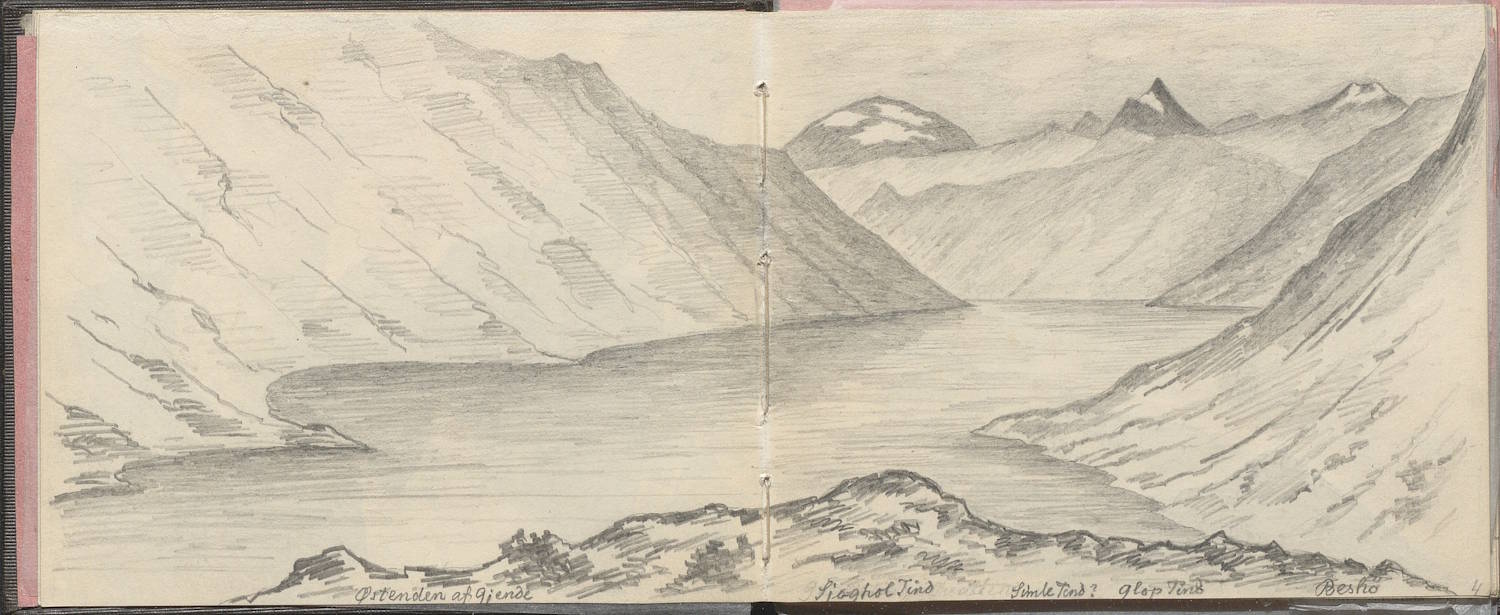 Axel Christian Smith Arbos skissebok. Bildet viser en bred, horisontal blyanttegning som strekker seg over to oppslag i en skissebok. Tegningen framstiller et fjordlandskap sett fra et høyt ståsted. I midten av bildet ligger en lang, smal fjord som går innover i landskapet. Vannflaten er rolig og markert med tette, horisontale streker. På begge sider av fjorden reiser det seg bratte fjellsider. Fjellene på venstre side er høye og skråner bratt ned mot vannet, med tydelige, parallelle skraveringer som antyder fjellform og struktur. Fjellene på høyre side er noe mer varierte i formen, med både avrundede og spissere topper. I bakgrunnen, innerst i fjorden, ses høyere fjell og fjelltopper, noen med lyse partier som kan tolkes som snø eller is. Disse fjellene er tegnet lysere og mer diffust enn fjellene i forgrunnen, noe som gir inntrykk av avstand. Forgrunnen består av lave åsrygger og steinete terreng, tegnet med grovere streker. Langs nederkanten av tegningen finnes håndskrevne stedsnavn eller notater, plassert under ulike deler av landskapet. Teksten er liten og delvis vanskelig å lese, men framstår som geografiske betegnelser knyttet til fjorden og fjellene. Tegningen er utført i grå blyanttoner uten farger, med fokus på landskapets former og romlige dybde. Helhetsinntrykket er et detaljert, nøkternt landskapsstudium, typisk for en dokumenterende eller reisende kunstners skisse fra 1800‑tallet.