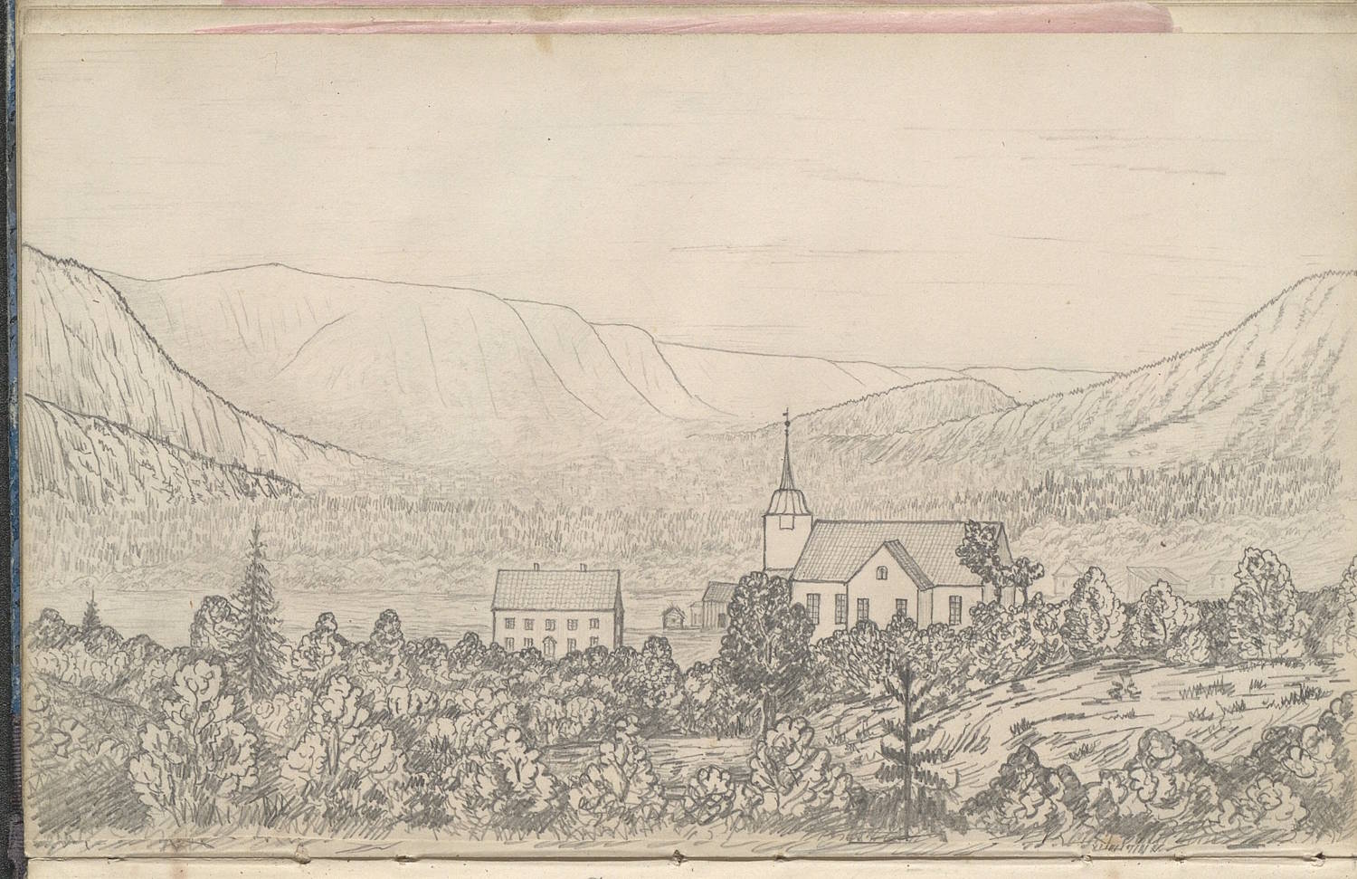 Axel Christian Smith Arbos skissebok 10. Bildet viser en horisontal blyanttegning av et dal- og bygdelandskap, sett fra et lett forhøyet ståsted. I midten av bildet ligger en kirke med rektangulær grunnform og et smalt tårn med spir. Kirken er omgitt av tett vegetasjon, hovedsakelig trær og busker, som danner en mørkere flate rundt bygningen. Like ved kirken står flere mindre bygninger med skrå tak, trolig bolighus eller gårdsbygninger. Forgrunnen består av busker, kratt og lave trær som dekker det skrånende terrenget mot betrakteren. Vegetasjonen er tegnet med tette, uregelmessige blyantstreker og danner en ramme nederst i bildet. Bak kirken og bebyggelsen åpner landskapet seg mot et skogkledd dalføre. Fjellsider reiser seg på begge sider i bakgrunnen. Fjellene er avrundede og brede, med lette skraveringer som følger terrengets form. Fjellsidene på venstre og høyre side møtes i det fjerne og gir inntrykk av dybde og avstand. Himmelen er lys og nesten uten detaljer, kun med svake linjer som antyder skyer eller dis. Tegningen er utført i grå blyant uten fargebruk. Helhetsinntrykket er nøkternt og dokumenterende, med fokus på plasseringen av kirke, bebyggelse og landskap, typisk for en topografisk skisse fra 1800‑tallet.