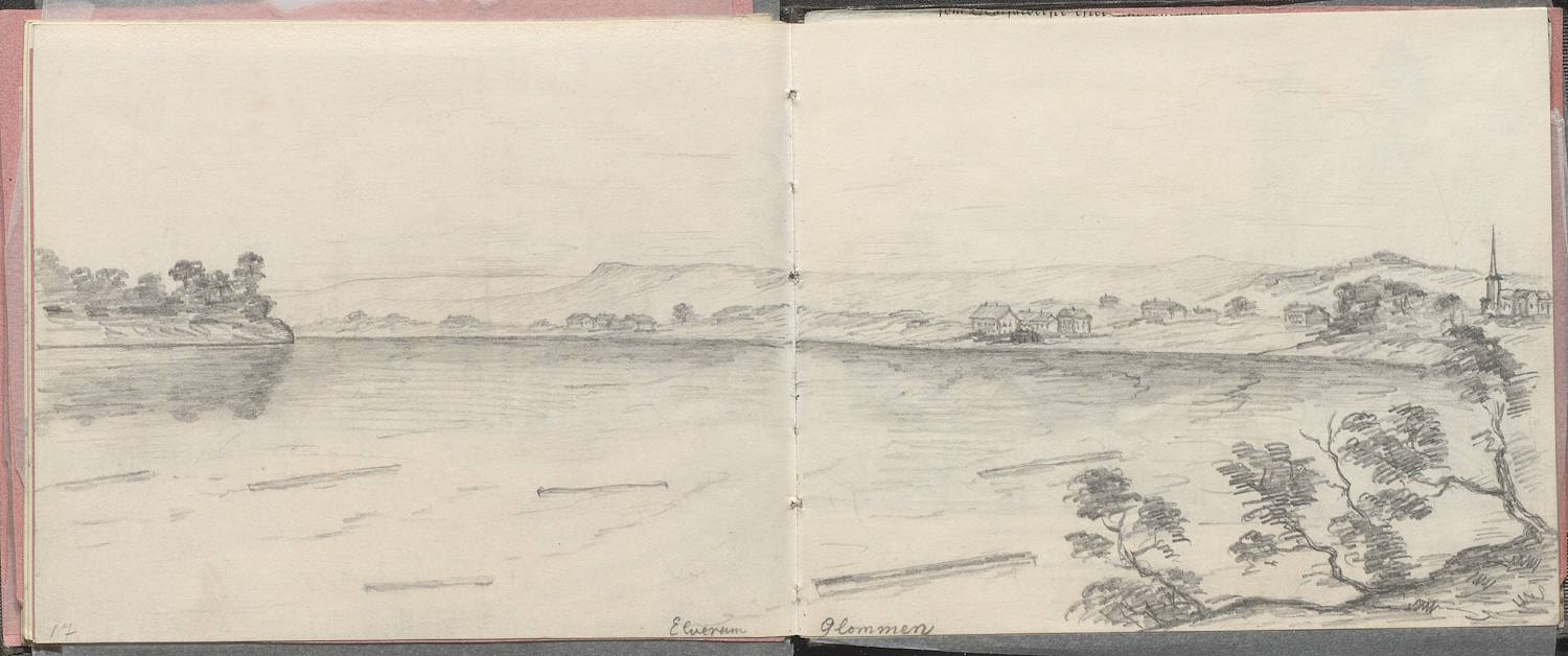 Axel Christian Smith Arbos skissebok. Elverum. Bildet viser en horisontal blyanttegning over to motstående sider i en skissebok. Motivet er et elvelandskap med lav bebyggelse, sett fra et høyt og åpent utsiktspunkt. Midt i bildet renner en bred elv rolig fra venstre mot høyre. Vannflaten er gjengitt med lyse, horisontale blyantstreker som gir inntrykk av svak strøm og speilinger. Elven opptar størstedelen av billedflaten og skaper et åpent rom mellom for- og bakgrunn. På venstre side av elven ses en lav, avrundet elvebredd med noen spredte trær. Trærne er tegnet som mørkere, kompakte former med løvverk, og står samlet i små grupper. Bak dem strekker landskapet seg flatt innover med svake konturer av åser i det fjerne. På høyre side av elven ligger en liten bebyggelse. Flere lave hus med skrå tak er plassert langs bredden, tegnet med enkle linjer. Litt lenger mot høyre, nær bildekanten, står en kirke med et tydelig, høyt spir som rager over de andre bygningene og fungerer som et visuelt landemerke i landskapet. Forgrunnen på høyre side består av vegetasjon og busker, tegnet med mørkere og tettere skravering enn resten av bildet. Dette gir dybde og markerer avstanden mellom betrakteren og elven. Langs nederkanten, omtrent midt på, finnes håndskrevet tekst. Den ser ut til å angi stedsnavn, «Elverum» og «Glommen», skrevet med små, lette bokstaver. Tegningen er utført i grå blyant uten fargebruk. Linjeføringen er rolig og nøktern, og helheten framstår som en dokumenterende landskapsskisse, typisk for 1800‑tallets reise- eller topografiske tegninger.