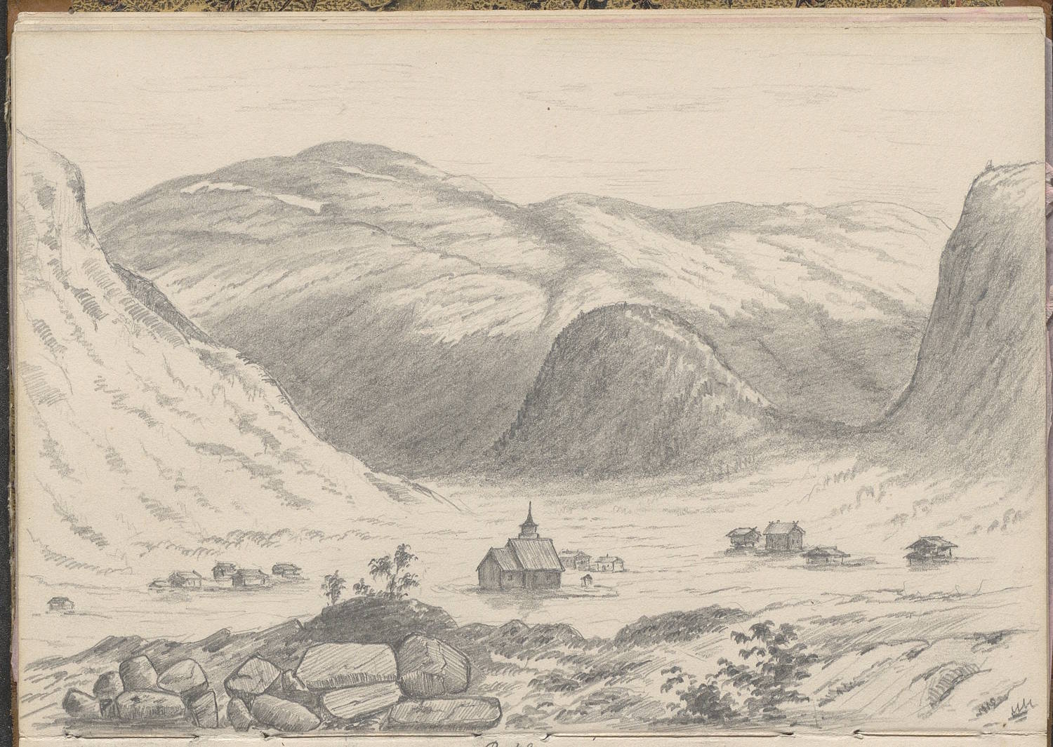 Axel Christian Smith Arbos skissebok 3. Bildet viser en blyanttegning av et dalføre omgitt av høye fjell, sett fra et lett forhøyet ståsted. Motivet strekker seg horisontalt og fyller hele bildeflaten. I bakgrunnen dominerer massive fjellformasjoner. Fjellene reiser seg bratt på begge sider av dalen, med avrundede og lagdelte former. Overflatene er gjengitt med tette skraveringer som følger terrengets retning og gir inntrykk av stein, snøflekker eller lysere bergpartier. Innerst i dalen åpner landskapet seg noe, og fjellene virker lavere og mer tilbaketrukne. Midt i bildet, nede på dalbunnen, ligger en liten samling bygninger. Den mest fremtredende bygningen er en kirke med et høyt, smalt spir og rektangulær grunnform. Rundt kirken ligger flere mindre hus, spredt utover i et åpent, flatt landskap. Husene er enkle og lavt tegnet, med skrå tak. Forgrunnen består av steinete terreng og vegetasjon. Nederst i bildet sees store steiner og blokker, tegnet med kraftigere linjer. Litt lenger bak i forgrunnen er det antydet busker og lave trær med uregelmessige, mørkere blyantstreker. Hele tegningen er utført i grå blyant uten farger. Linjeføringen er presis og nøktern, med vekt på landskapets former og romlige dybde. Helhetsinntrykket er et dokumenterende landskapsmotiv, typisk for 1800‑tallets topografiske eller reiserelaterte skisser.