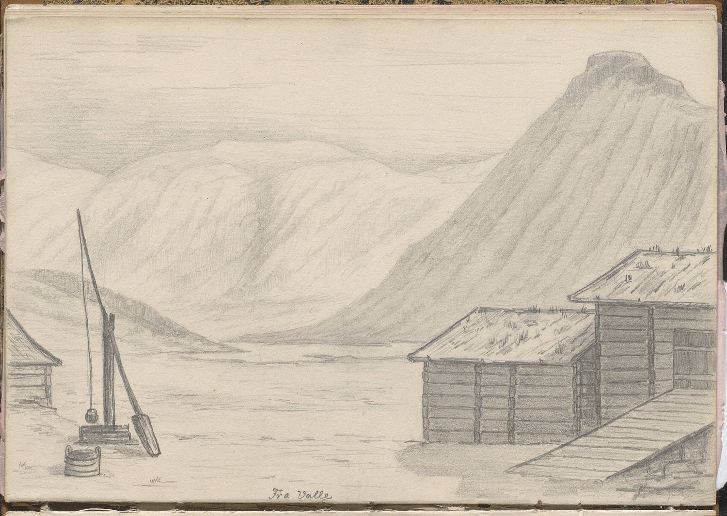 Axel Christian Smith Arbos skissebok. Valle. Bildet viser en blyanttegning av et fjordlandskap sett fra strandnivå. Motivet er bredt og åpent, med fjell, vann og enkle bygninger. I bakgrunnen reiser høye fjell seg på begge sider av fjorden. Fjellene er avrundede og bratte, med lyse flater og skrå skraveringer som følger terrengets form. Fjellene på høyre side er særlig markante og stiger nesten rett opp fra vannet. Fjellene i det fjerne er lysere og mer diffust tegnet, noe som gir inntrykk av avstand. Midt i bildet ligger en rolig fjord eller innsjø. Vannflaten er nesten speilblank og gjengitt med svært lette, horisontale blyantstreker. Det finnes ingen tydelige bølger eller båter på vannet. I forgrunnen, på høyre side, står flere enkle bygninger i tre, trolig naust eller små sjøboder. Bygningene har lave, skrå tak og vegger med horisontale bord. En smal brygge eller gangvei strekker seg fra bygningene og ut mot vannet. På venstre side av forgrunnen ses deler av en annen bygning og en brønn. Der står en høy, skråstilt stang, sammen med et rundt kar eller tønne og et redskap som henger fra stangen. Langs nederkanten av tegningen, omtrent midt på, finnes håndskrevet tekst "Fra Valle". Tegningen er utført i grå blyant uten farger. Helhetsinntrykket er nøkternt og dokumenterende, med fokus på landskapets form, bebyggelse og forholdet mellom fjord, fjell og menneskelig aktivitet.