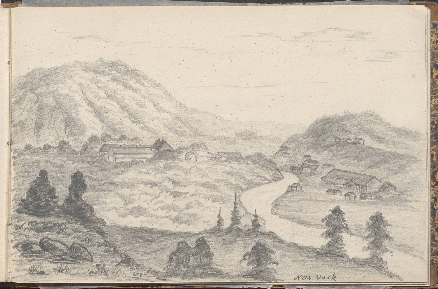 Axel Christian Smith Arbos skissebok. Næs verk.. Bildet viser en horisontal blyanttegning av et landlig kulturlandskap, sett fra et lett forhøyet ståsted. Motivet dekker et vidt område med natur, bebyggelse og en svingende elv. I bakgrunnen dominerer et stort, avrundet fjell eller høydedrag på venstre side. Fjellsiden er tegnet med skrå og vertikale skraveringer som følger terrengets form. Mot høyre i bakgrunnen ligger en lavere åspart, også dekket av lett skravert vegetasjon. Himmelen over er lys og nesten uten detaljer, kun svake streker antyder skyer. Midt i bildet ligger et åpent landskap med spredt bebyggelse. Flere gårdsbygninger med lave vegger og skrå tak er plassert på begge sider av en lys, slyngende elv som går fra forgrunnen og innover mot bakgrunnen. Elven danner en tydelig S‑form gjennom landskapet og fungerer som et visuelt midtpunkt. Til venstre for elven, litt bak i bildet, ligger en større bygningsmasse med len ang bygning og tilhørende mindre hus. Til høyre for elven står en mindre gård med flere bygninger samlet rundt et tun. Bygningene er enkelt tegnet, uten detaljerte vinduer eller dører. Forgrunnen består av ujevnt terreng med busker, lave trær og steiner. Vegetasjonen i forgrunnen er tegnet med mørkere og tettere blyantstreker enn resten av bildet, noe som gir dybde og avstand i landskapet. Enkelte trær står som mørke, vertikale former nederst i bildet. Langs nederkanten av arket, omtrent midt på, finnes en håndskrevet tekst, "Næs Værk". Tegningen er utført i grå blyant uten fargebruk. Helhetsinntrykket er nøkternt og dokumenterende, med fokus på landskapets struktur, veiforløp og gårdsbebyggelse, typisk for 1800‑tallets topografiske skisser.